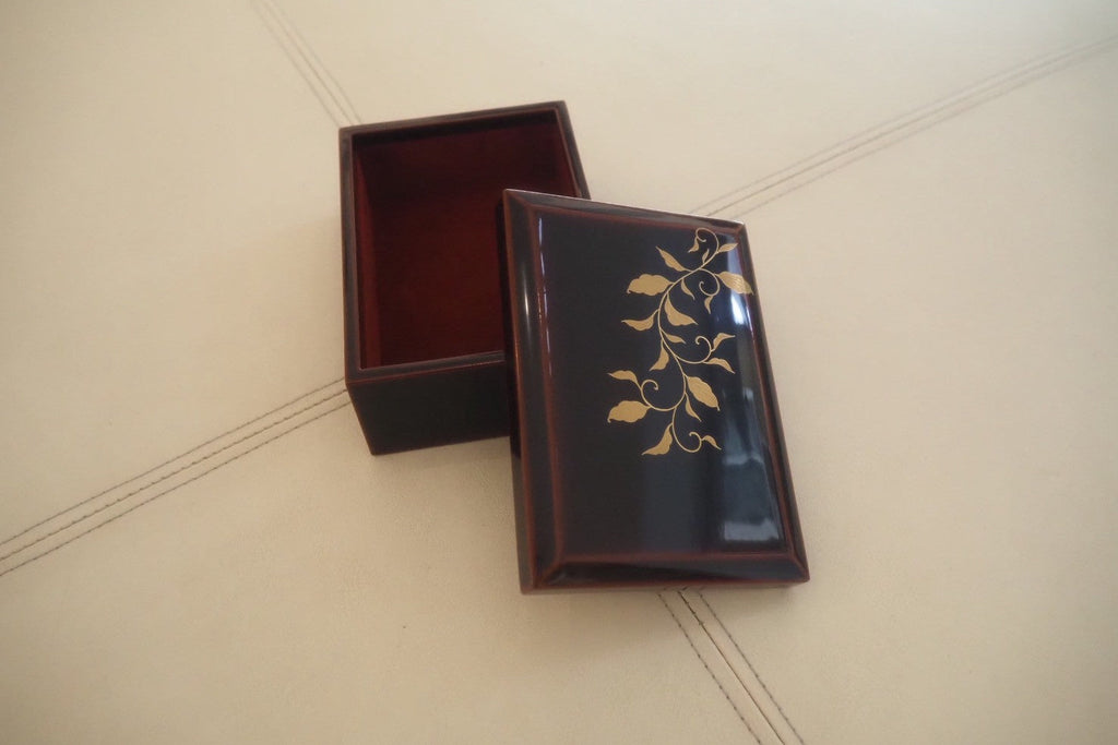 Tamatebako – Tame Lacquer with Karakusa Motif
