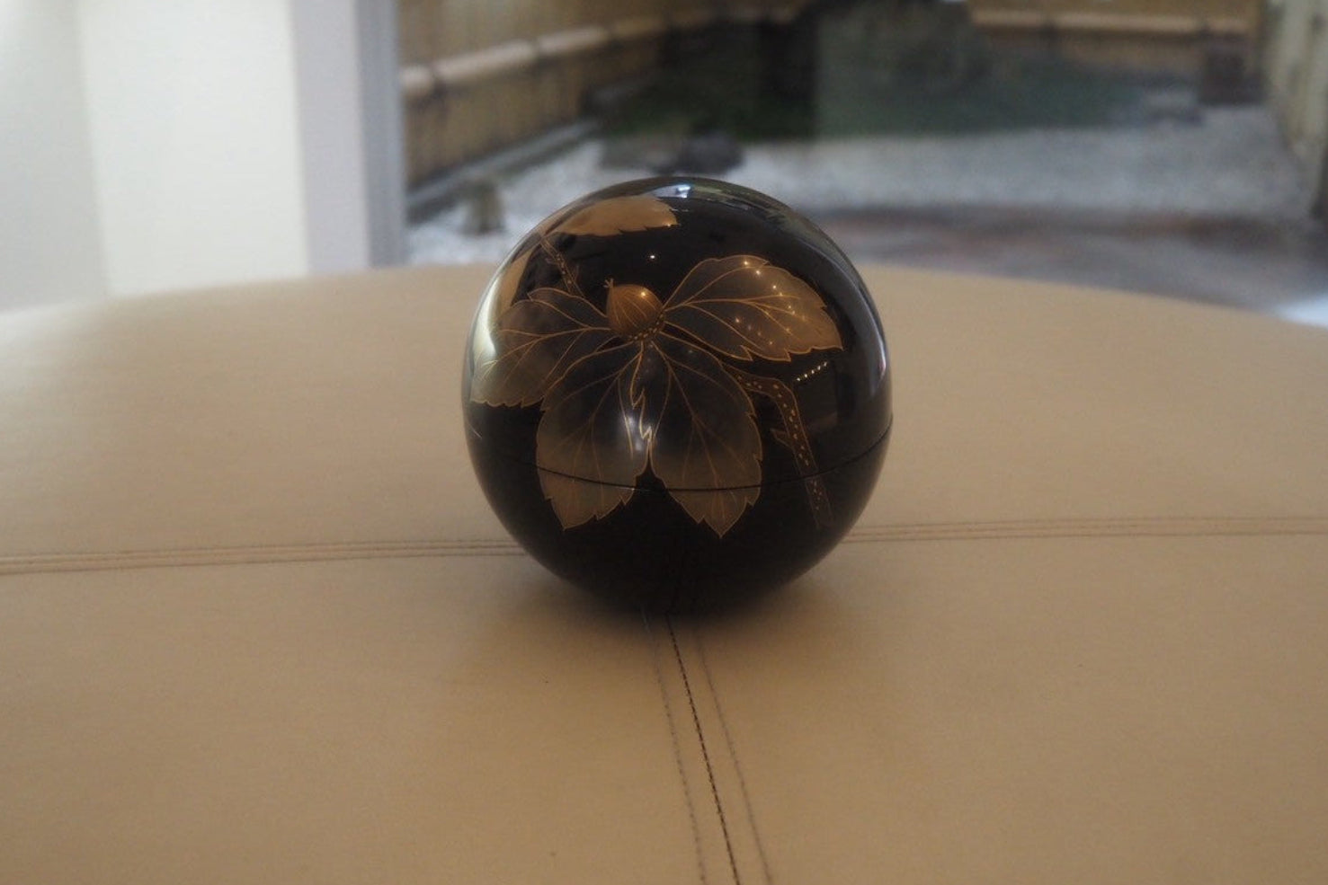 Spherical Lacquer Box – Oak Leaf (Kashiwa) Black