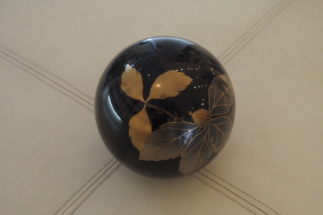 Spherical Lacquer Box – Oak Leaf (Kashiwa) Black