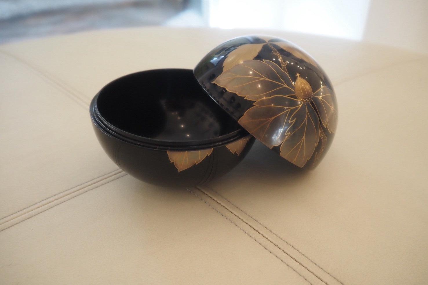 Spherical Lacquer Box – Oak Leaf (Kashiwa) Black
