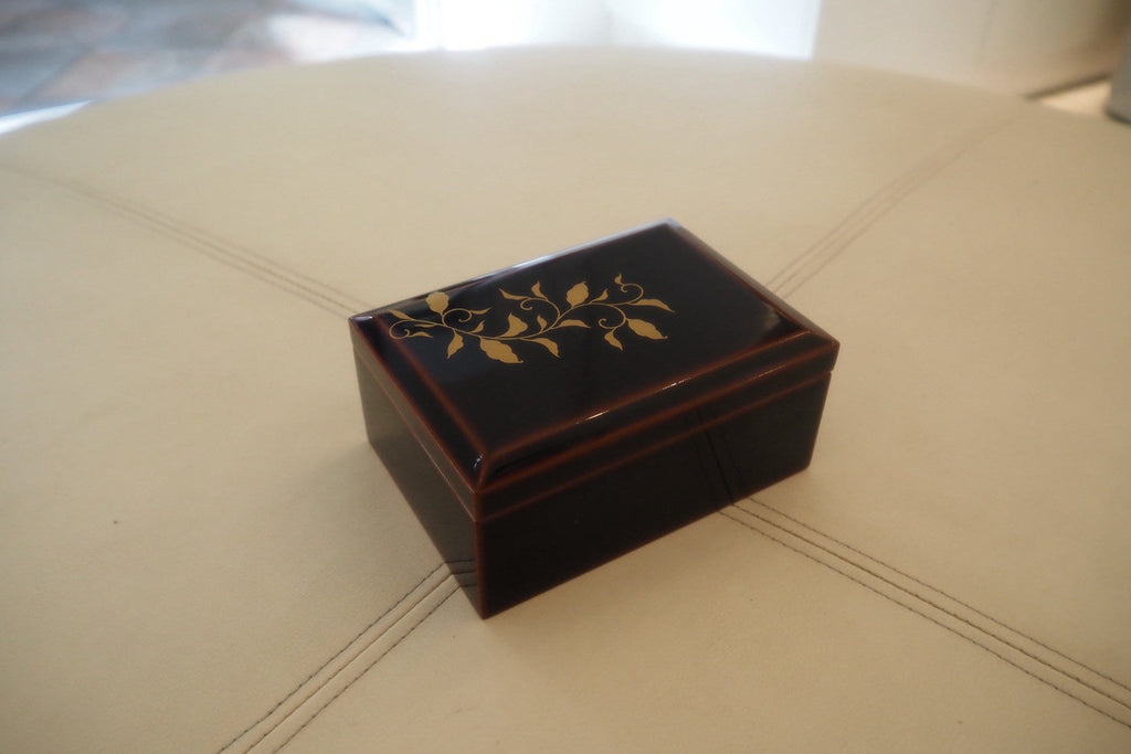 Tamatebako – Tame Lacquer with Karakusa Motif